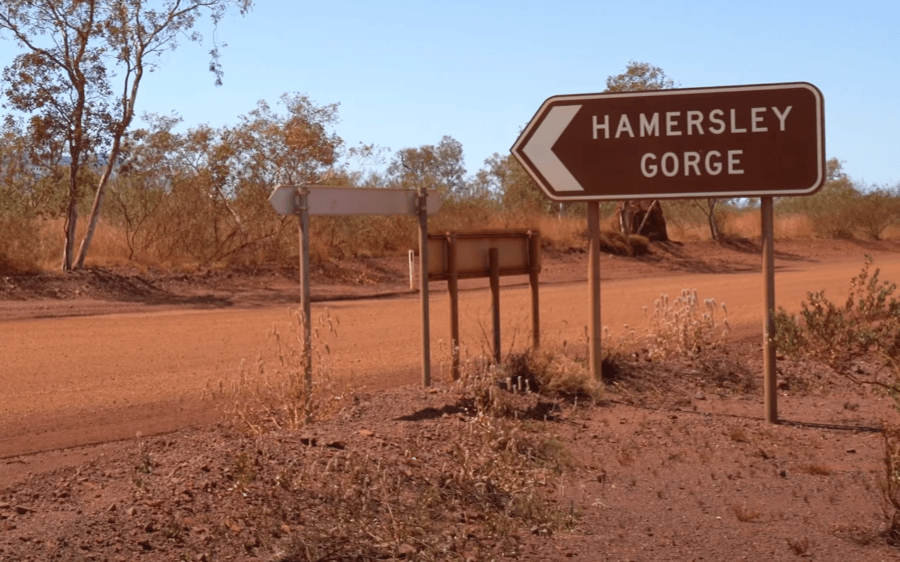 The curved rock walls and pool at Hamersley Gorge, Karijini.
