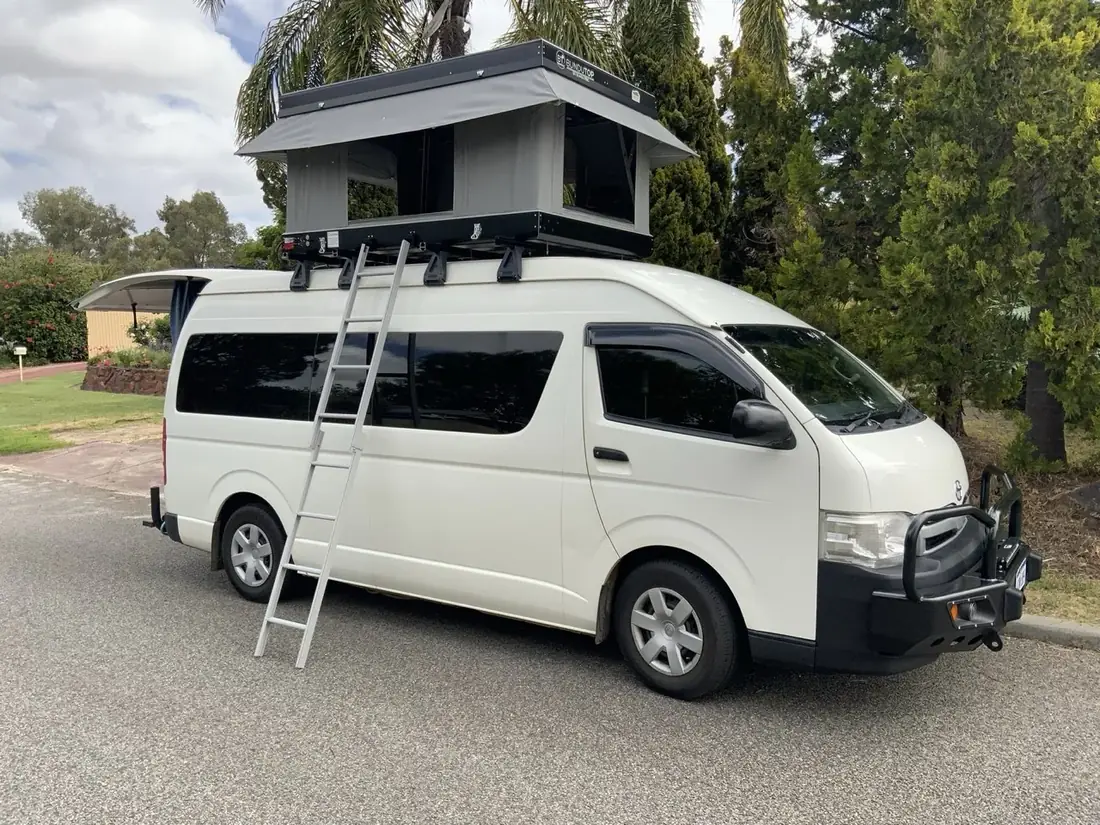 Niesie · 4-seat off-grid, CAMPERVAN · HIACE COMMUTER